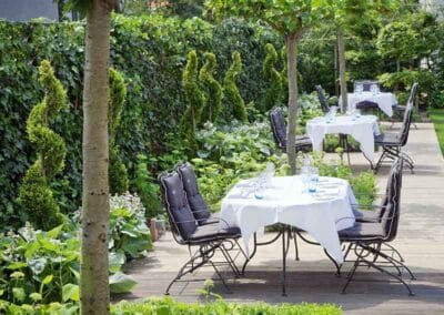 Die sonnige Innenhof-Lounge des Bilderberg Parkhotel Rotterdam bietet den Gästen eine angenehme Außenfläche mit gepflegten Gärten und Sitzbereichen zum Entspannen.