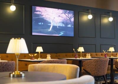 Gemütliche Atmosphäre in der Bistro Bar des Bilderberg Parkhotel Rotterdam mit eleganter Innenausstattung und einer Auswahl an köstlichen Gerichten und Getränken.