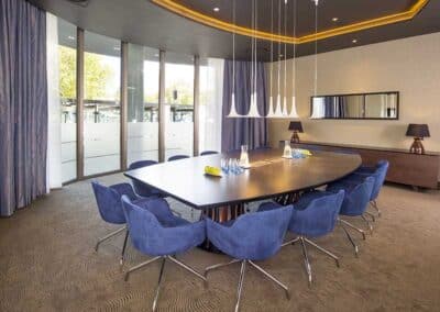 Bilderberg Parkhotel Rotterdam Meetingraum "Jules Deelder" mit moderner Ausstattung und eleganter Atmosphäre, geeignet für Konferenzen und Geschäftsmeetings.