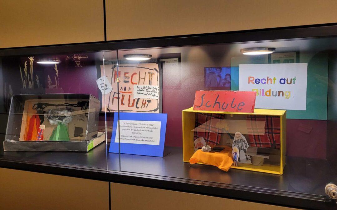 Kinder zeigen ihre Rechte